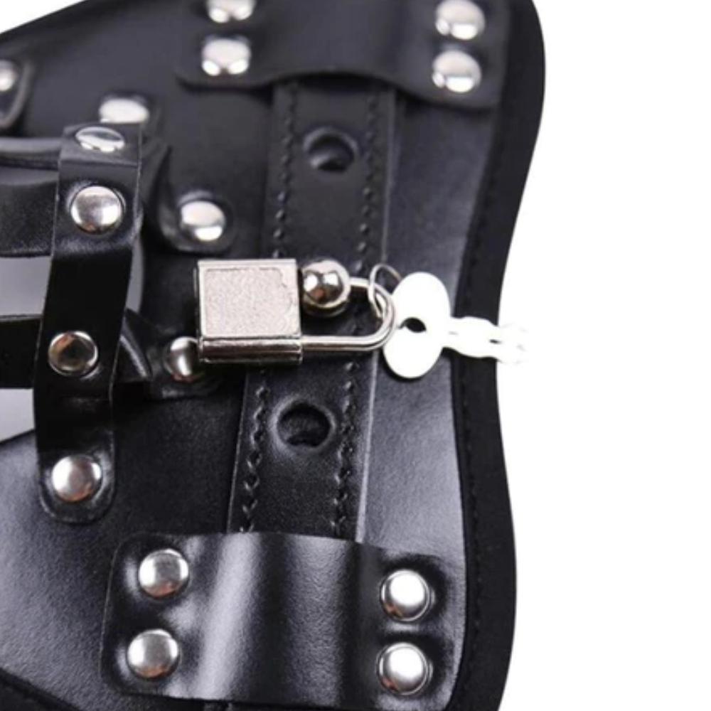 Discover unparalleled comfort with the Sevanda belt, featuring an inverted design that ensures discreet wear. Its elastic strap system offers a snug fit, enhancing security for adventurous play.